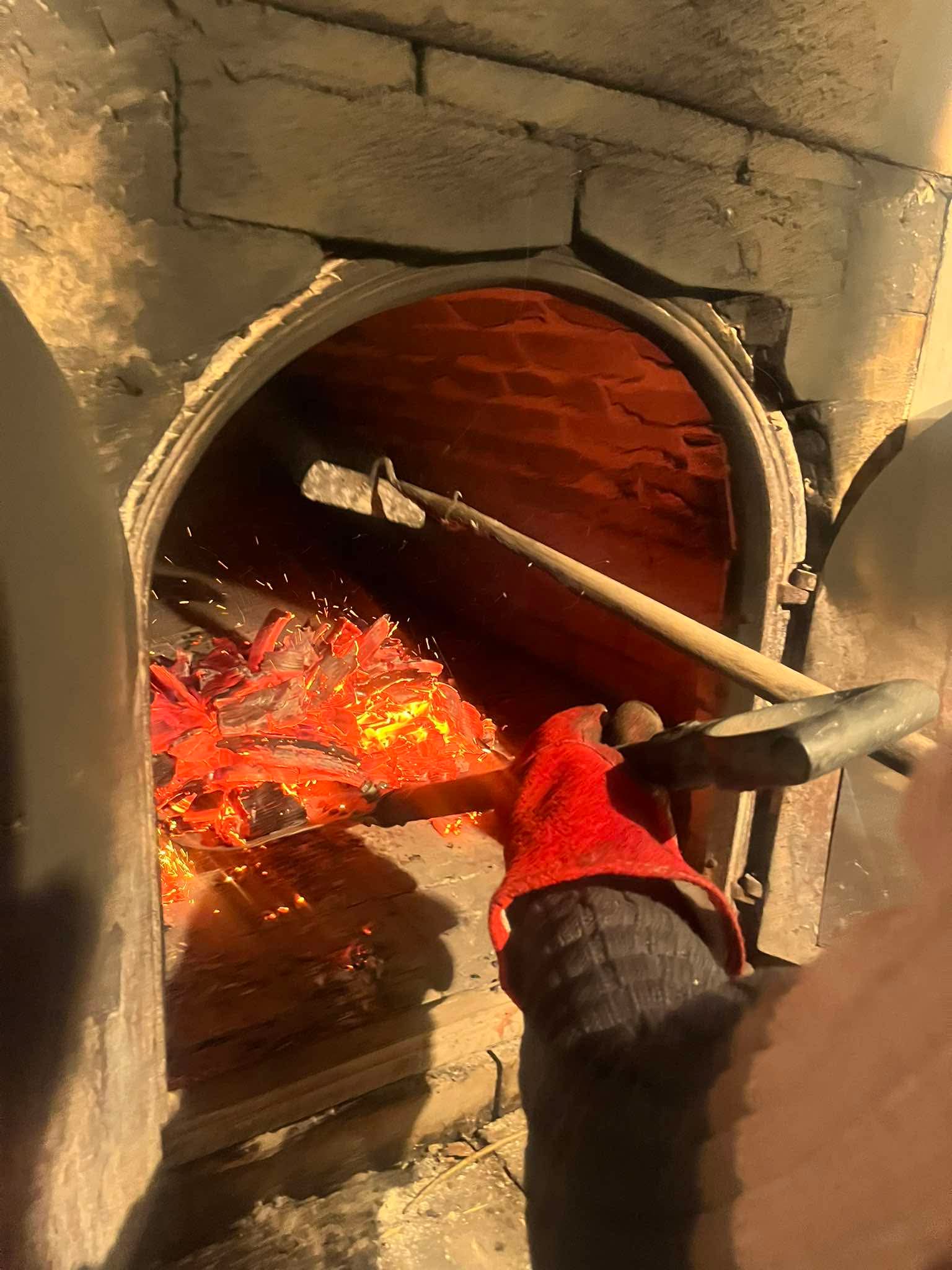 Żar w piecu opalanym drewnem, piekarnia w Malarach